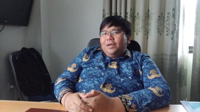 
					Kepala Bidang Bina Marga Dinas Pekerjaan Umum dan Penataan Ruang (PUPR) PPU, Petriandy Ponganton Pasulu pada saat ditemui di kantor PUPR PPU. (Dok : CahayaBorneo/AJI)