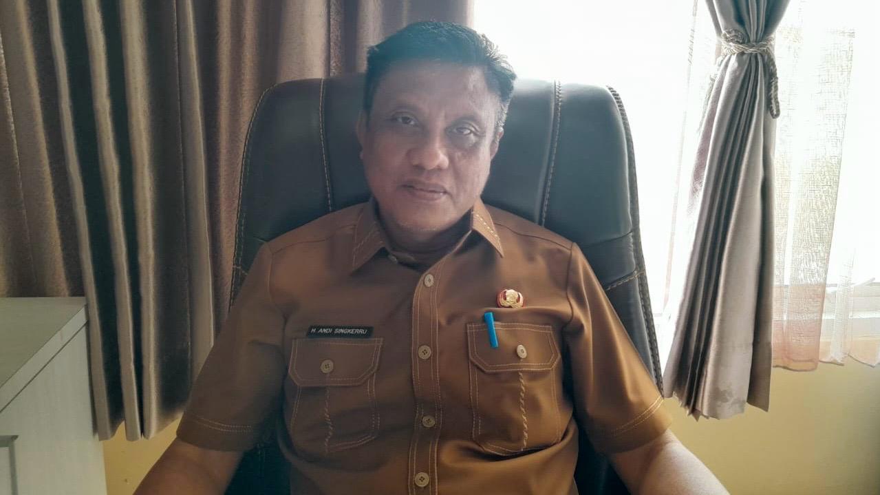 Kepala Disdikpora PPU, Andi Singkerru, pada saat wawancara di kantornya (Dok : CahayaBorneo/AJI)