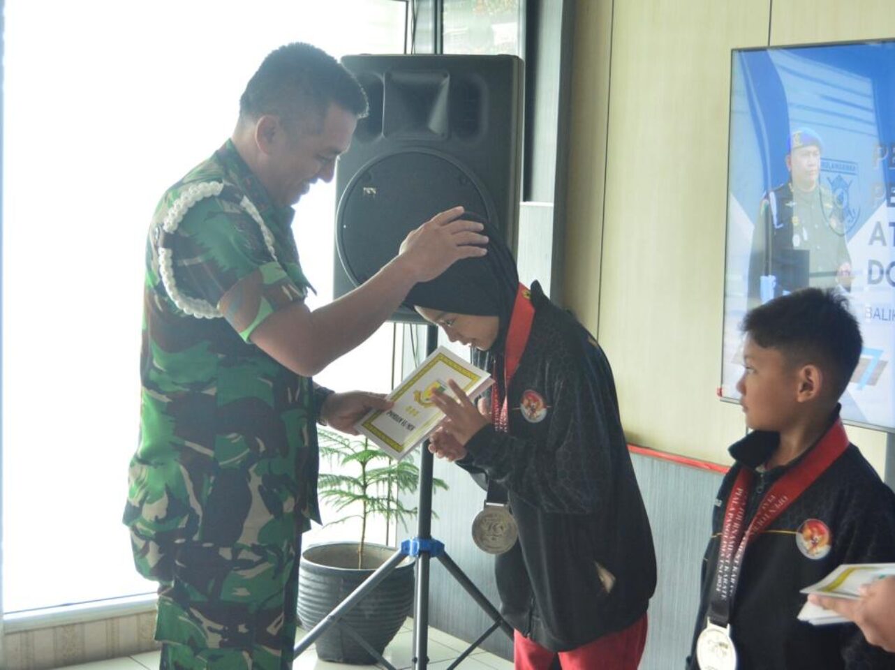 Komandan Polisi Militer Kodam VI/Mulawarman, Kolonel Cpm Johny P.J. Pelupessy, S.I.P., M.Tr. (Han), memberikan apresiasi tinggi kepada atlet-atlet Karate Inkai Dojo Pomdam VI/Mulawarman atas prestasi gemilang mereka.