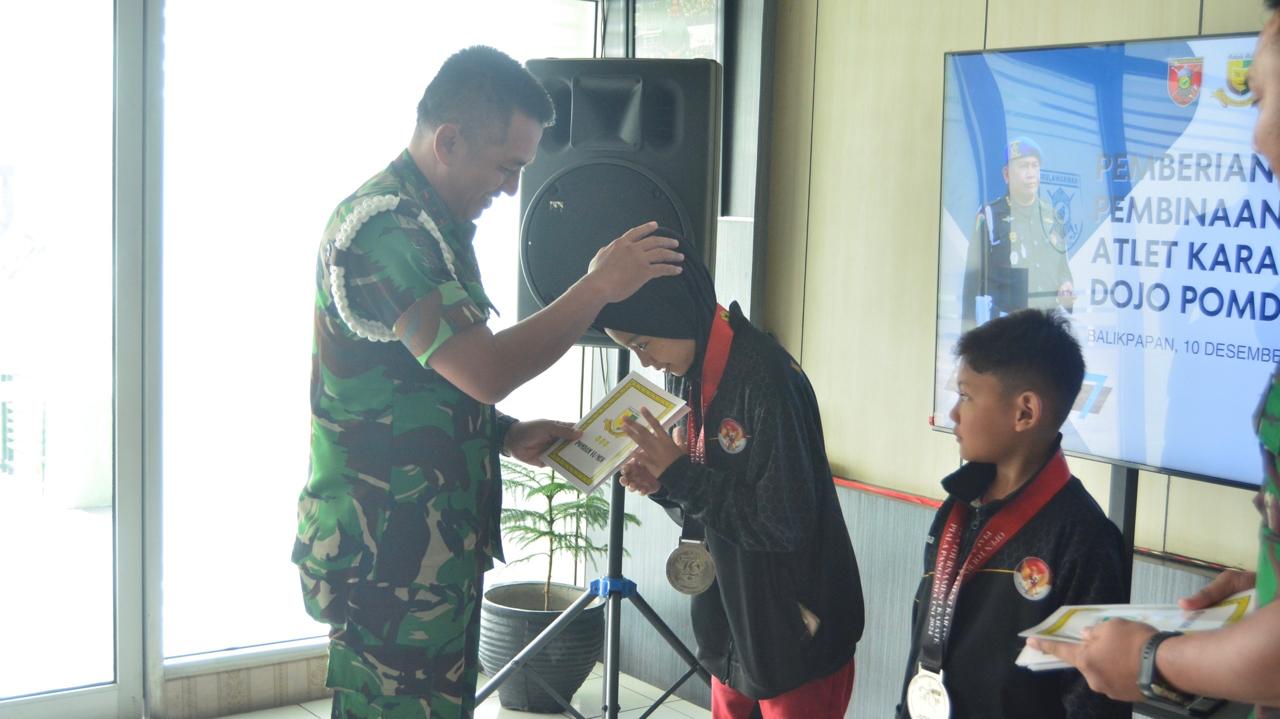 Komandan Polisi Militer Kodam VI/Mulawarman, Kolonel Cpm Johny P.J. Pelupessy, S.I.P., M.Tr. (Han), memberikan apresiasi tinggi kepada atlet-atlet Karate Inkai Dojo Pomdam VI/Mulawarman atas prestasi gemilang mereka.