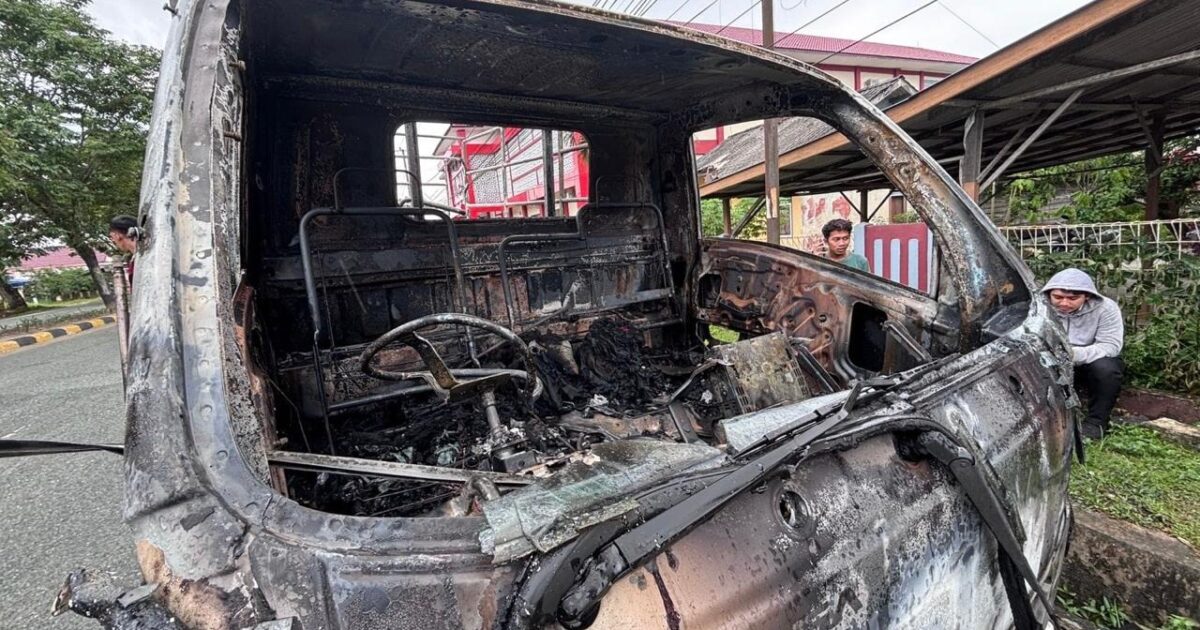 Mobil Pengangkut Coca-Cola Terbakar di Depan SMA 1 Penajam, Sopir Selamat