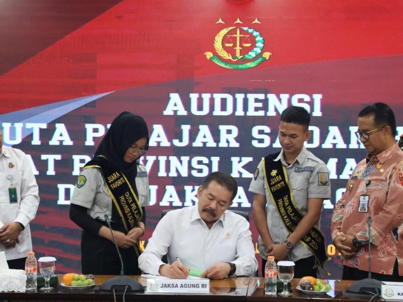 Jaksa Agung Dukung Edukasi Hukum Sejak Dini Saat Terima Kunjungan Duta Pelajar Sadar Hukum Kalimantan Timur 2024. (Dok.Istimewa)