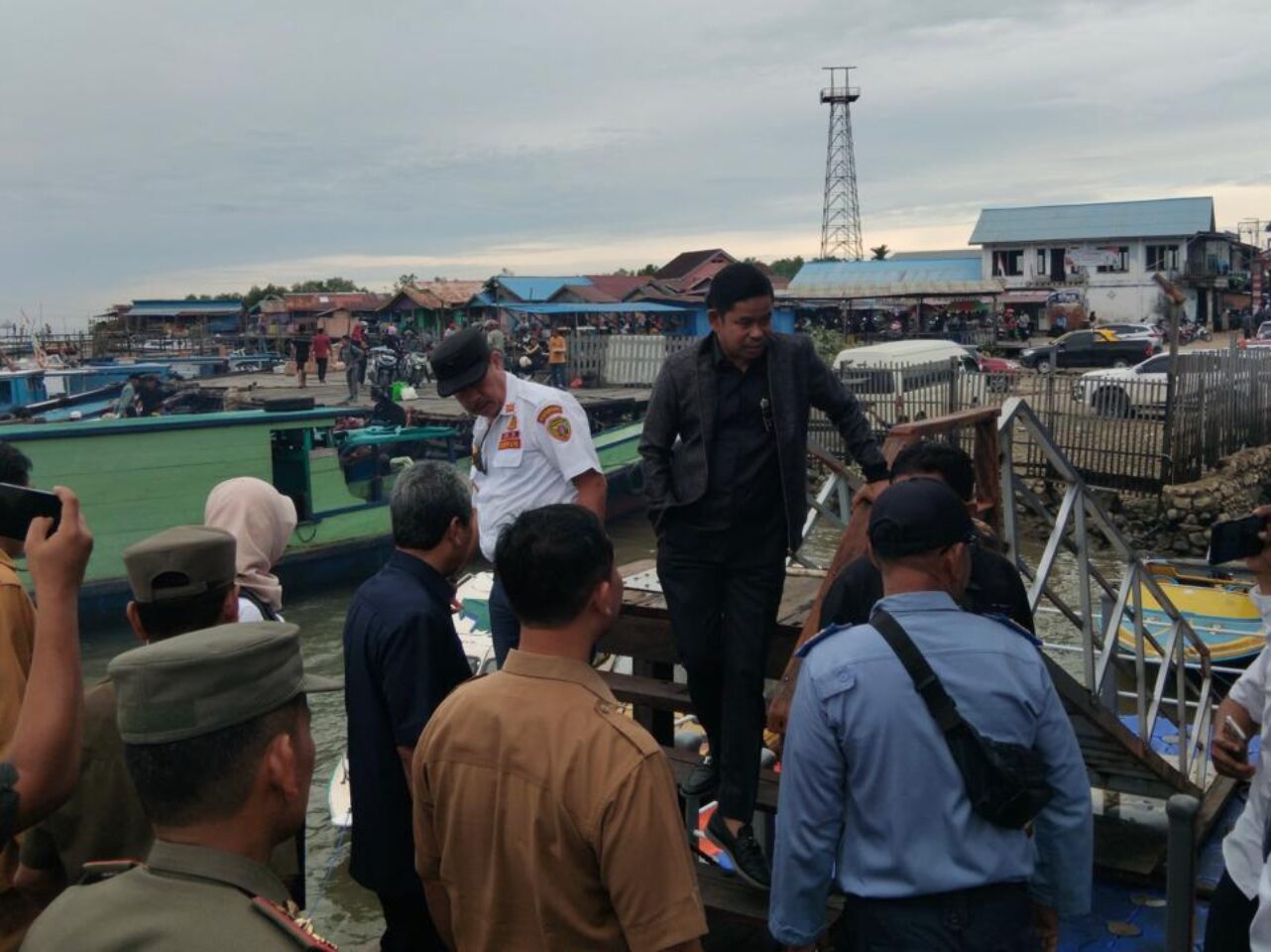 Ketua DPRD, Rauf Muin pada saat kegiatan pemantauan secara langsung di Pelabuhan Klotok dan Speed. (Dok : CahayaBorneo/AJI)