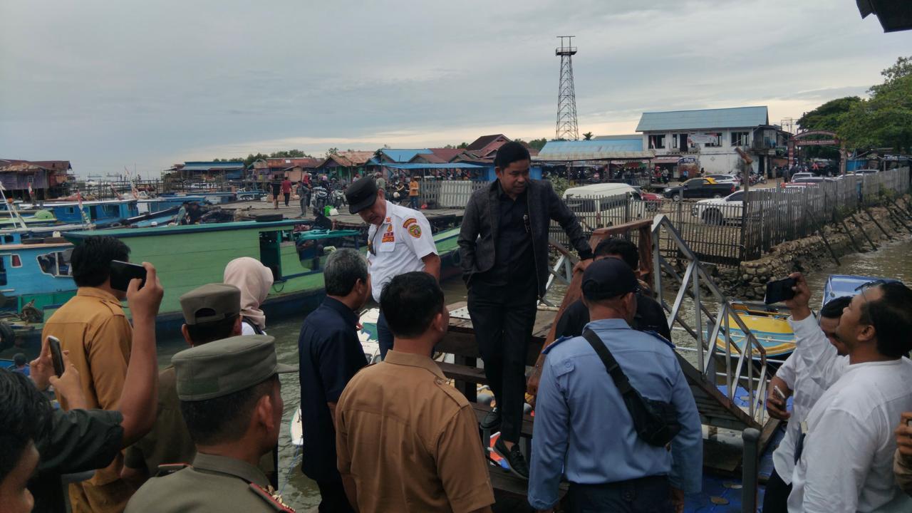 Ketua DPRD, Rauf Muin pada saat kegiatan pemantauan secara langsung di Pelabuhan Klotok dan Speed. (Dok : CahayaBorneo/AJI)