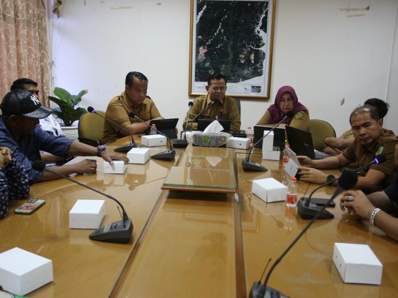 Sekretaris Daerah PPU, Tohar saat memimpin rapat klarifikasi terkait perihal ini yang digelar, Senin, (16/12/ 2024). Rapat juga dihadiri Assisten I Pemkab PPU, Nicko Herlambang, pihak ahli waris terdiri dari Surya Sari, Achmad Aspul, Wely, Pihak pengacara Ahli waris Rokhman Wahyudi, dan dinas terkait lainnya. (Dok. Istimewa)