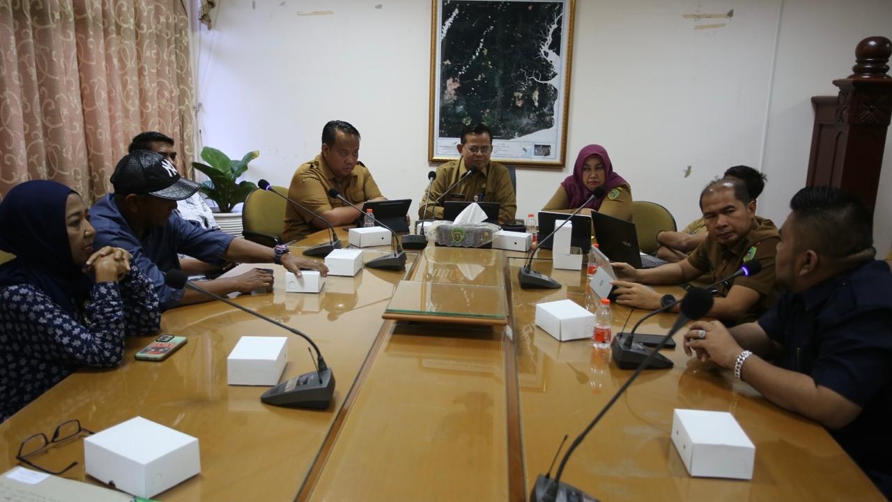 Sekretaris Daerah PPU, Tohar saat memimpin rapat klarifikasi terkait perihal ini yang digelar, Senin, (16/12/ 2024). Rapat juga dihadiri Assisten I Pemkab PPU, Nicko Herlambang, pihak ahli waris terdiri dari Surya Sari, Achmad Aspul, Wely, Pihak pengacara Ahli waris Rokhman Wahyudi, dan dinas terkait lainnya. (Dok. Istimewa)