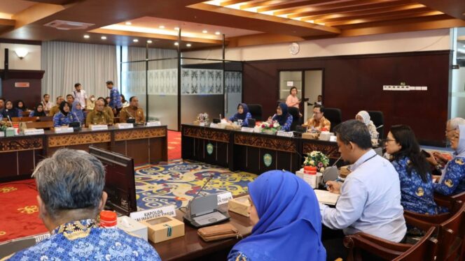 
					High Level Meeting Tim Pengendali Inflasi Daerah (TPID) Provinsi Kalimantan Timur (Kaltim) di Kantor Gubernur, Selasa, (17/12/2024). (Dok. Humas PPU)