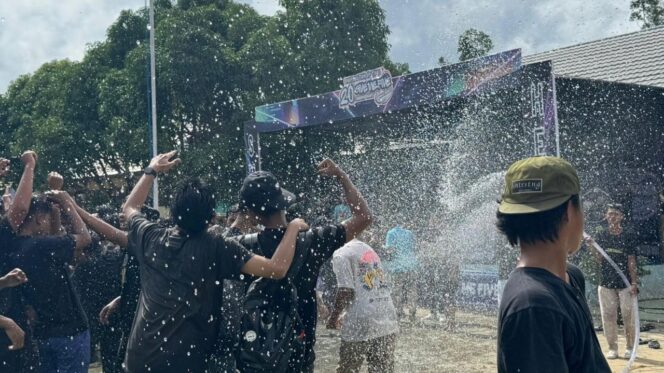 
					Foto : Pembawaan lagu Dj pehol dengan diiringi oleh anak anak (Dok: Istimewa)