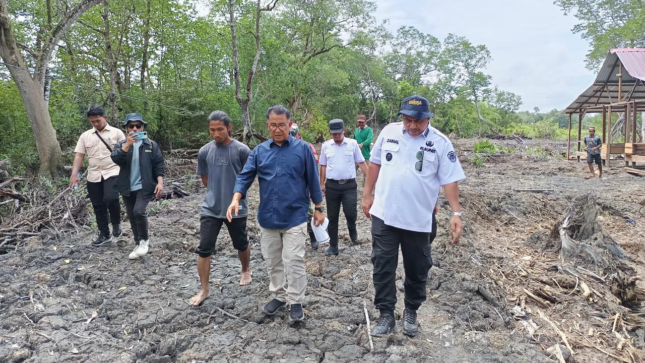 Pj Gubernur Kaltim, Akmal Malik pada saat melihat secara langsung tambak budidaya perikanan (Dok : CahayaBorneo/AJI)