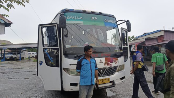 
					Bis Penajam - Grogot di Terminal Bus Penajam. (Dok : CahayaBorneo/AJI)