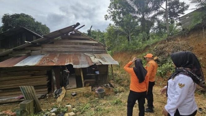 
					Keadaan rumah warga yang terkena longsor. (Dok : istimewa)
