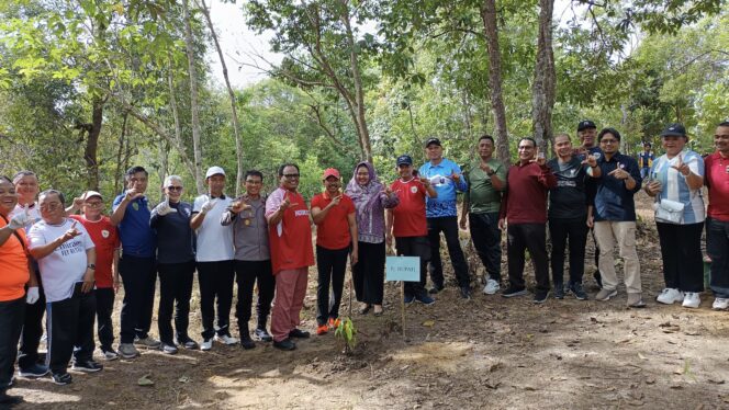 
					Foto bersama PJ Bupati PPU dengan OPD dan juga Dengan Wakil Bupati terpilih (Dok : CahayaBorneo/AJI)