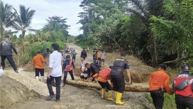 
					Perbaikan jalan sementara penghubung Kekurangan Sepan dan Bukit Subur (Dok : Istimewa)