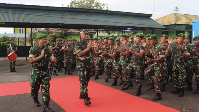 
					Foto: Panglima Kodam VI/Mulawarman, Mayjen TNI Rudy Rachmat Nugraha, melaksanakan kunjungan kerja perdana di Kodim 0903/Bulungan, Senin (13/01/25). (DOK. Istimewa)