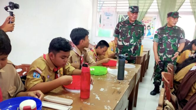 
					Foto: Pangdam VI/Mulawarman Tinjau Program Makanan Bergizi Gratis Dan Kesiapsiagaan Satuan Di Perbatasan RI-Malaysia. (DOK. Istimewa)