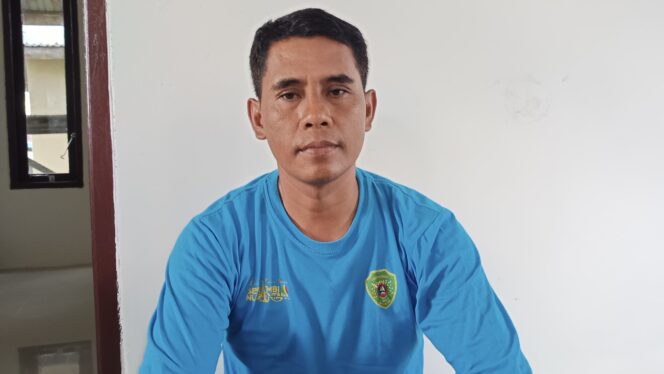 
					Kepala Desa Sidorejo, Dari Sugi pada saat di wawancarai di Kantor Desa. (Dok: CahayaBorneo/AJI)