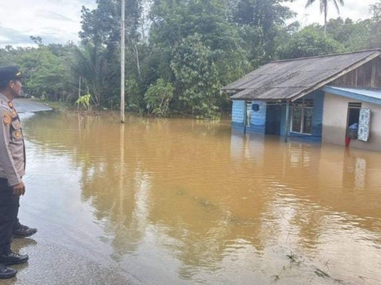 Hujan Deras Sebabkan Banjir di Penajam, Ratusan Keluarga Mengungsi