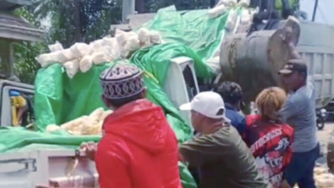 
					Kejadian kecelakaan yang terjadi di Jalan Propinsi KM 22, Kelurahan Waru, Kecamatan Waru, Kabupaten Penajam Paser Utara (PPU), (Dok : istimewa)