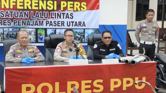 
					Kasatlantas Polres PPU, AKP Rhondy, pada saat konferensi pers di Polres PPU (Dok : CahayaBorneo/AJI)