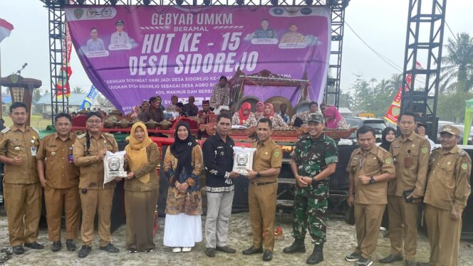 
					Foto: Peluncuran Produk Beras Poles Lokal Desa Sidorejo di HUT Ke-15 Desa Sidorejo. (DOK. CahayaBorneo.com) 