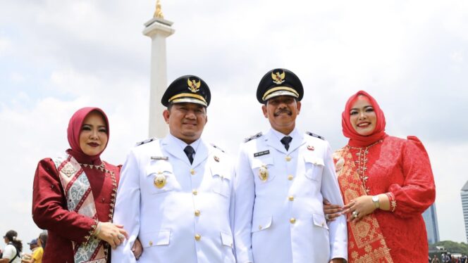 
					Foto: Bupati PPU Mudyat Noor dan Istri (Kiri) dan Wakil Bupati PPU Abdul Waris Muin dan Istri (Kanan) di Monas, Jakarta. (DOK. Humas PPU)