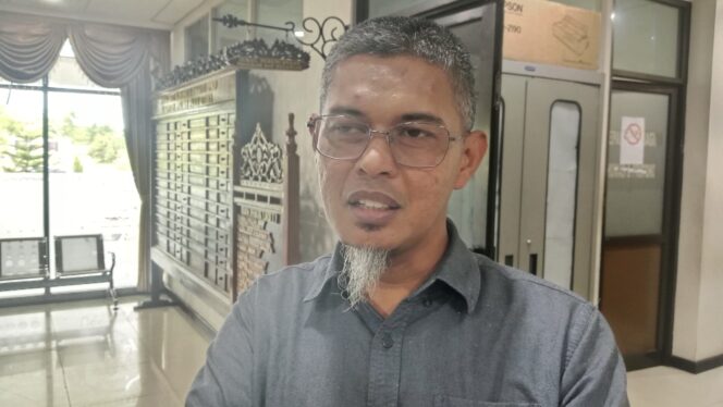 
					Foto : anggota DPRD PPU, Mahyuddin pada saat ditemui di halaman Kantor Pemkab PPU (Dok : CahayaBorneo/AJI)