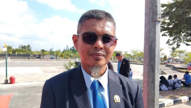 
					Foto : Anggota DPRD PPU, Mahyuddin pada saat ditemui di halaman Kantor Pemkab (Dok : CahayaBorneo/AJI)