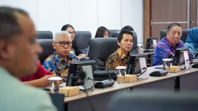 
					Foto: Otorita Ibu Kota Nusantara (IKN) menyerahkan Sertipikat Hak Atas Tanah kepada empat pelaku usaha pelopor. (DOK. OIKN)
