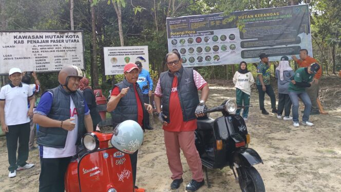 
					PJ Bupati PPU, Muhammad Zainal Arifin, pada saat kunjungan di hutan kota (Dok : CahayaBorneo/AJI)