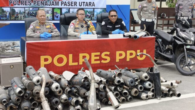 
					Kasatlantas Polres PPU, AKP Rhondy Hermawan, bersama dengan 150 knalpot brong dan 20 kendaraan yang telah diamankan Polres PPU (Dok : CahayaBorneo/AJI)
