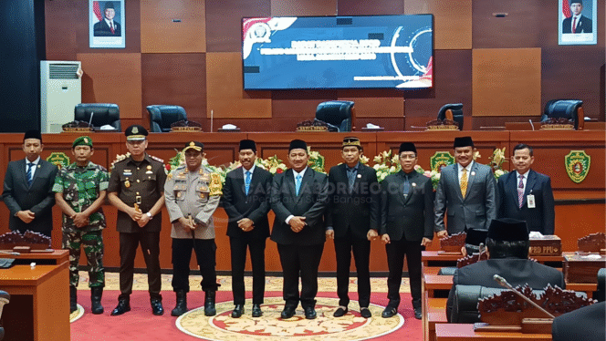 
					Foto : Ketua DPRD PPU, Raup Muin bersama Bupati dan wakil Bupati PPU (Dok : CahayaBorneo/AJI)