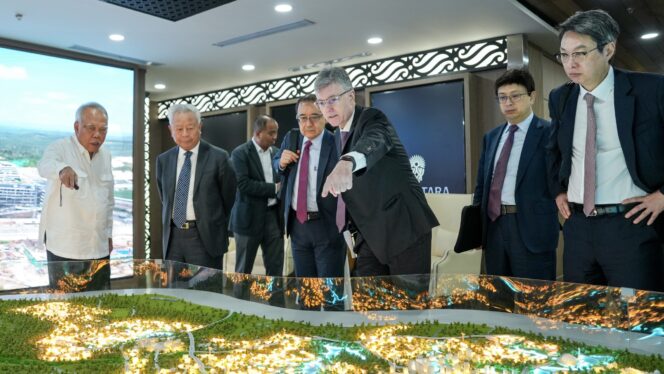 
					Foto: Otorita Ibu Kota Nusantara (IKN) menyambut Presiden dan Ketua Dewan Direksi Asian Infrastructure Investment Bank (AIIB), H.E. Jin Liqun, beserta jajaran untuk membahas potensi pendanaan dan kolaborasi dalam pembangunan Ibu Kota Nusantara (11/02/2025). (DOK. HUMAS OIKN)