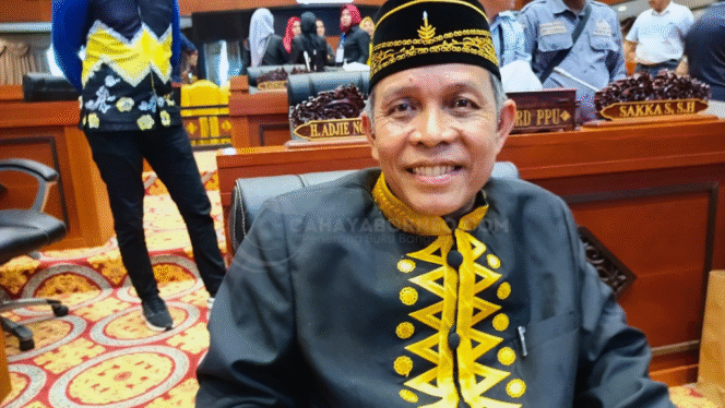 
					
Ketua Komisi II DPRD PPU), Thohiron pada saat ditemui di gedung paripurna DPRD PPU (CahayaBorneo/AJI)