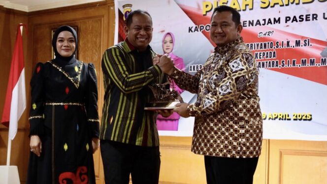 
					Foto: Bupati Penajam Paser Utara (PPU), Mudyat Noor menghadiri pisah sambut Kapolres PPU dari AKBP Supriyanto kepada AKBP Andreas Alek Danantara (DOK. HUMAS PEMKAB PPU)