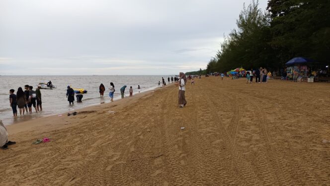
					foto : suasana pantai tanjung jumlai (Dok : CahayaBorneo/AJI)