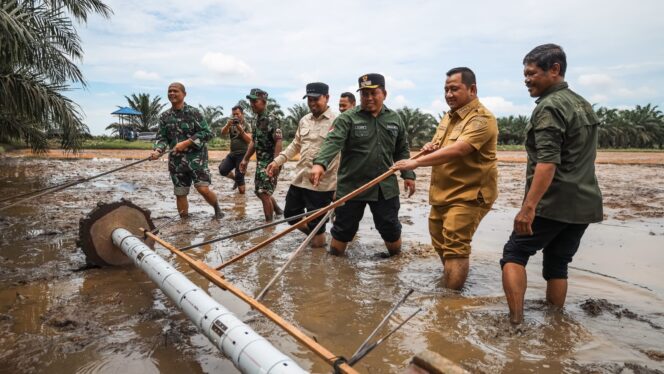 
					Foto: pelaksanaan gerakan tanam padi serentak yang dipimpin langsung oleh Bupati PPU, Mudyat Noor, di Desa Sebakung Jaya. (DOK. DISKOMINFO)