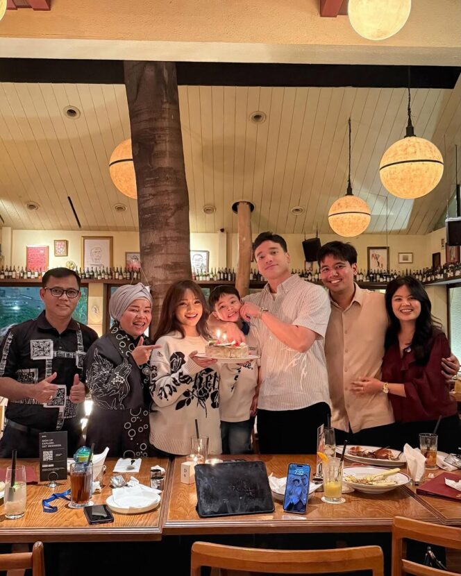 
					Fadly Faisal dan Keluarga Besarnya, sumber: Instagram/fadlyfsl_