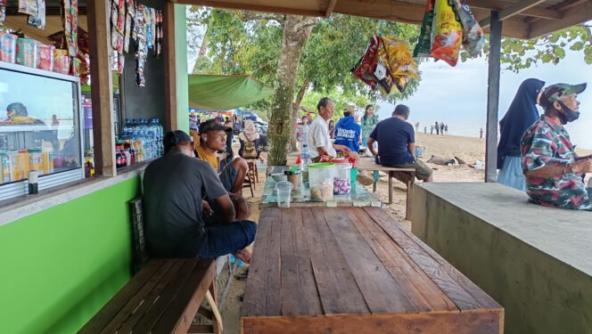 
					Foto : warung makan yang terletak di Pantai Tanjung Jumlai/Keadaan Pantai (Dok : CahayaBorneo/AJI)