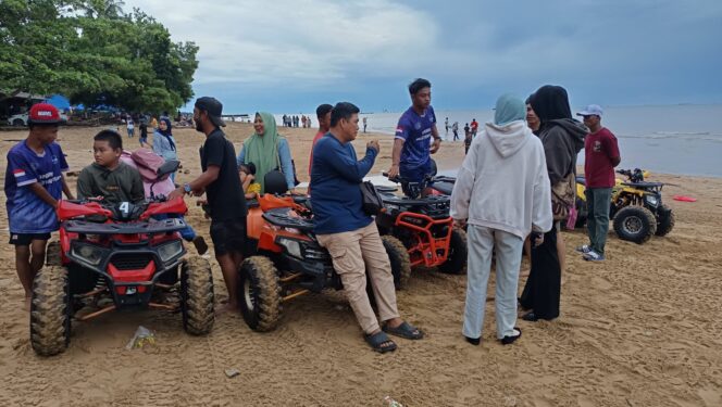 
					foto : Penyewa ATV yang terletak di Pantai Tanjung Jumlai (Dok : CahayaBorneo/AJI)