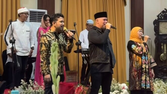 
					Tangkapan layar Ahmad Dhani nyanyi bareng Khofifah-Emil, sumber: instagram/mulanjameela1