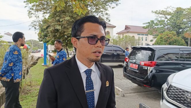 
					foto : Anggota DPRD PPU, Bijak Ilhamdani pada saat bertemu di halaman Kantor Bupati PPU (Dok : CahayaBorneo/AJI)