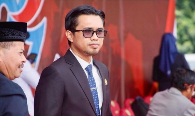 
					foto : Anggota DPRD PPU, Bijak Ilhamdani pada saat bertemu di halaman Kantor Bupati PPU (Dok: Istimewa)