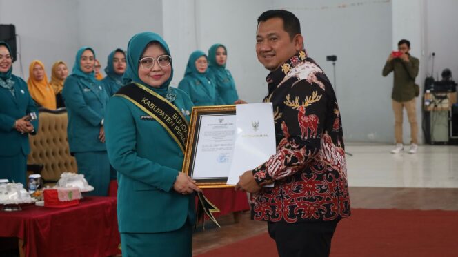 
					Foto: Bupati Penajam Paser Utara (PPU) Mudyat Noor resmi melantik Ketua serta Pengurus Tim Penggerak PKK, Dekranasda, Tim Pembina Posyandu, Bunda PAUD, Bunda Literasi, dan Forum Kabupaten Sehat Kabupaten PPU masa bhakti 2025-2030. (DOK. HUMAS PEMKAB PPU)