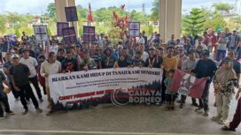 foto : Aksi demontrasi yang dilaksanakan depan kantor DPRD PPU (Dok : CahayaBorneo/AJI)