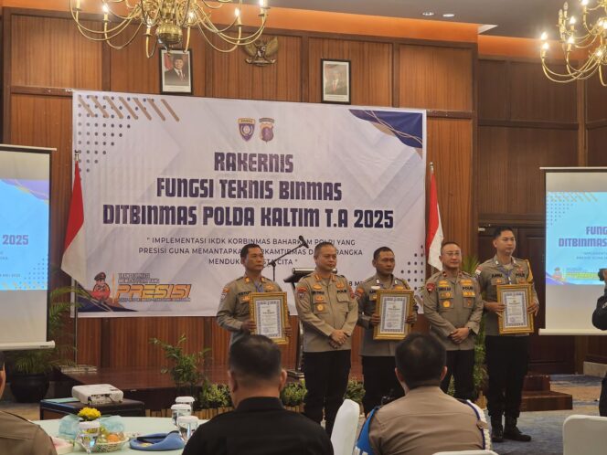 
					foto : Bripka Ahmad Fatoni, menerima penghargaan sebagai Bhabin Berprestasi (Dok. Polres PPU)