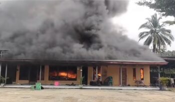 Foto: Tangkapan layar video rumah lurah yang dibakar di Lampung Tengah (Dok. tiktok/@lius_mora30)