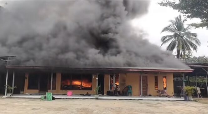 
					Foto: Tangkapan layar video rumah lurah yang dibakar di Lampung Tengah (Dok. tiktok/@lius_mora30)