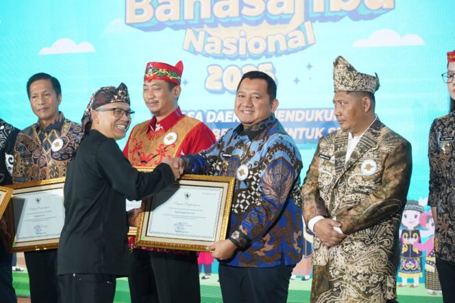 
					Foto: Bupati PPU, Mudyat Noor saat menerima penghargaan nasional dalam program revitalisasi bahasa daerah (Dok. Humas PPU)
