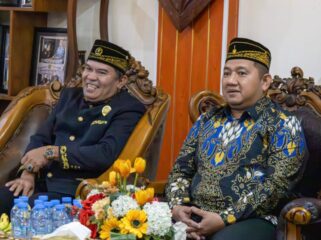 foto :  Bupati Mudyat Noor dalam pertemuan silaturahmi yang penuh kehangatan dengan Sultan Paser, Aji Muhammad Jarnawi    (Istimewa)