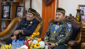 foto :  Bupati Mudyat Noor dalam pertemuan silaturahmi yang penuh kehangatan dengan Sultan Paser, Aji Muhammad Jarnawi    (Istimewa)